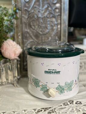Vintage Rival 2.5 qt. Crock-Pot cooker white ivy USA